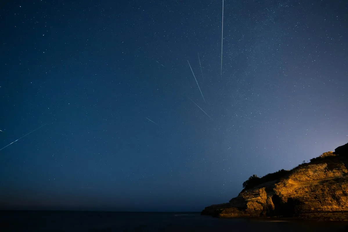Lluvia de estrellas desde una playa