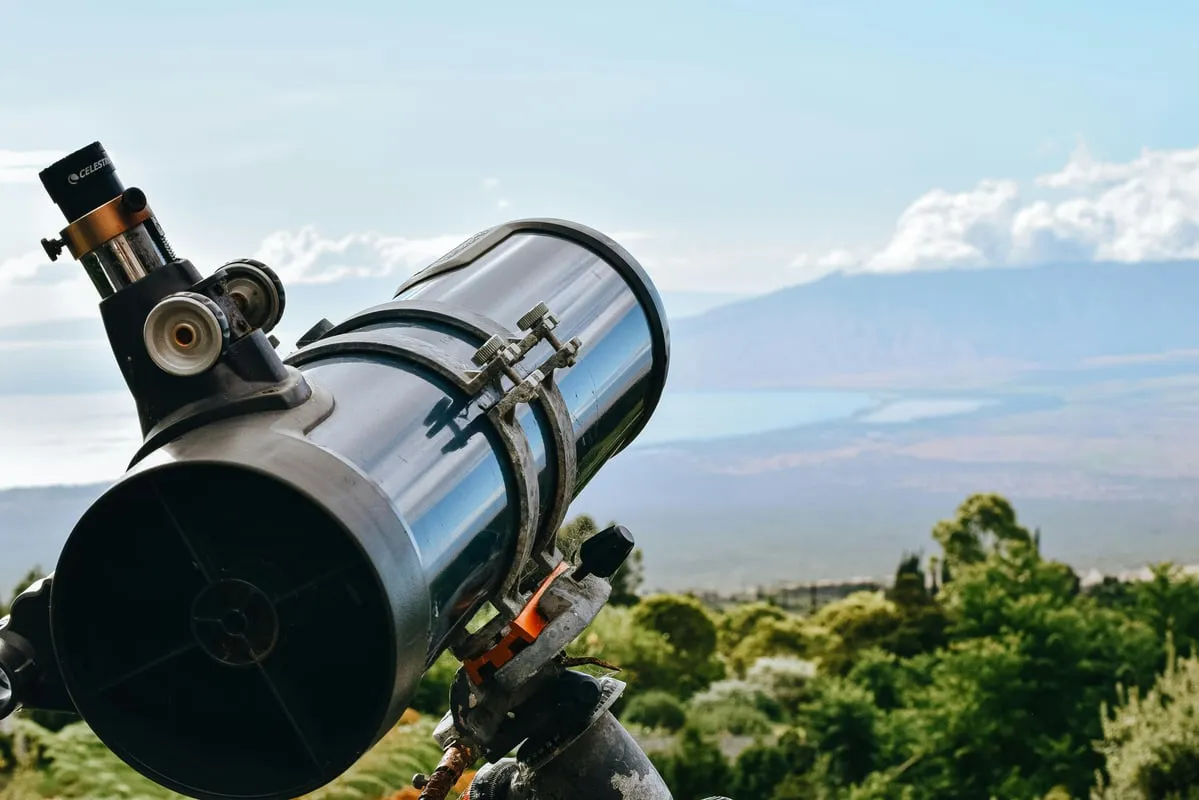 Telescopio apuntando al cielo